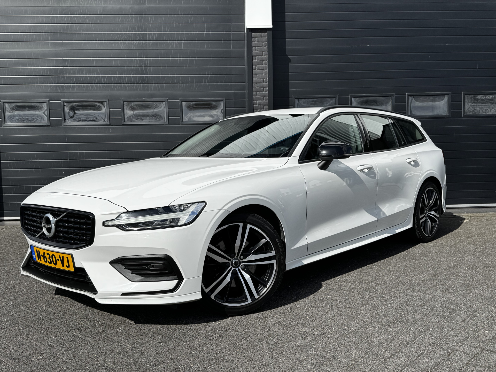 Volvo V60 2.0 B3 163PK Momentum R-Design Volvo V60 2.0 B3 163PK Momentum R-Design