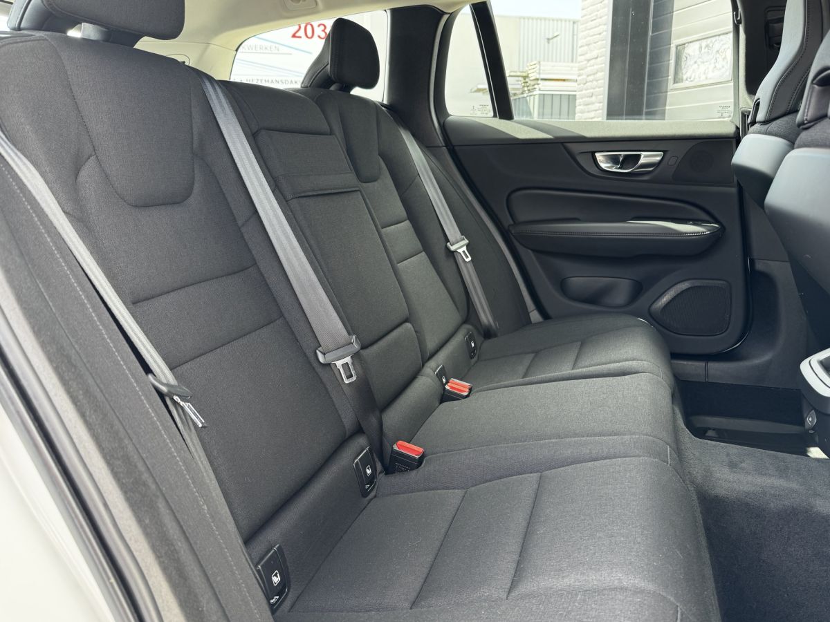 Volvo V60 2.0 B3 163PK Momentum R-Design Volvo V60 2.0 B3 163PK Momentum R-Design