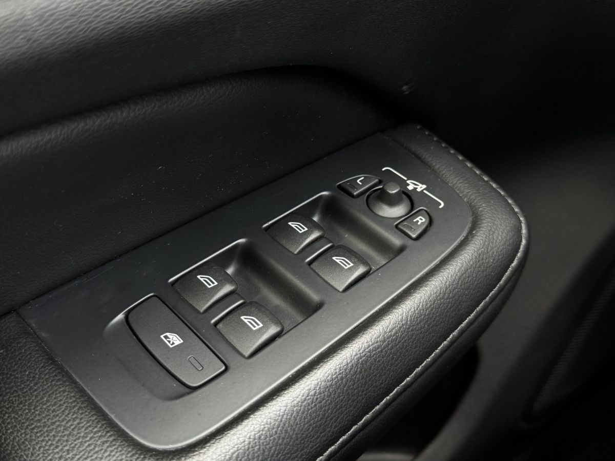 Volvo V60 2.0 B3 163PK Momentum R-Design Volvo V60 2.0 B3 163PK Momentum R-Design