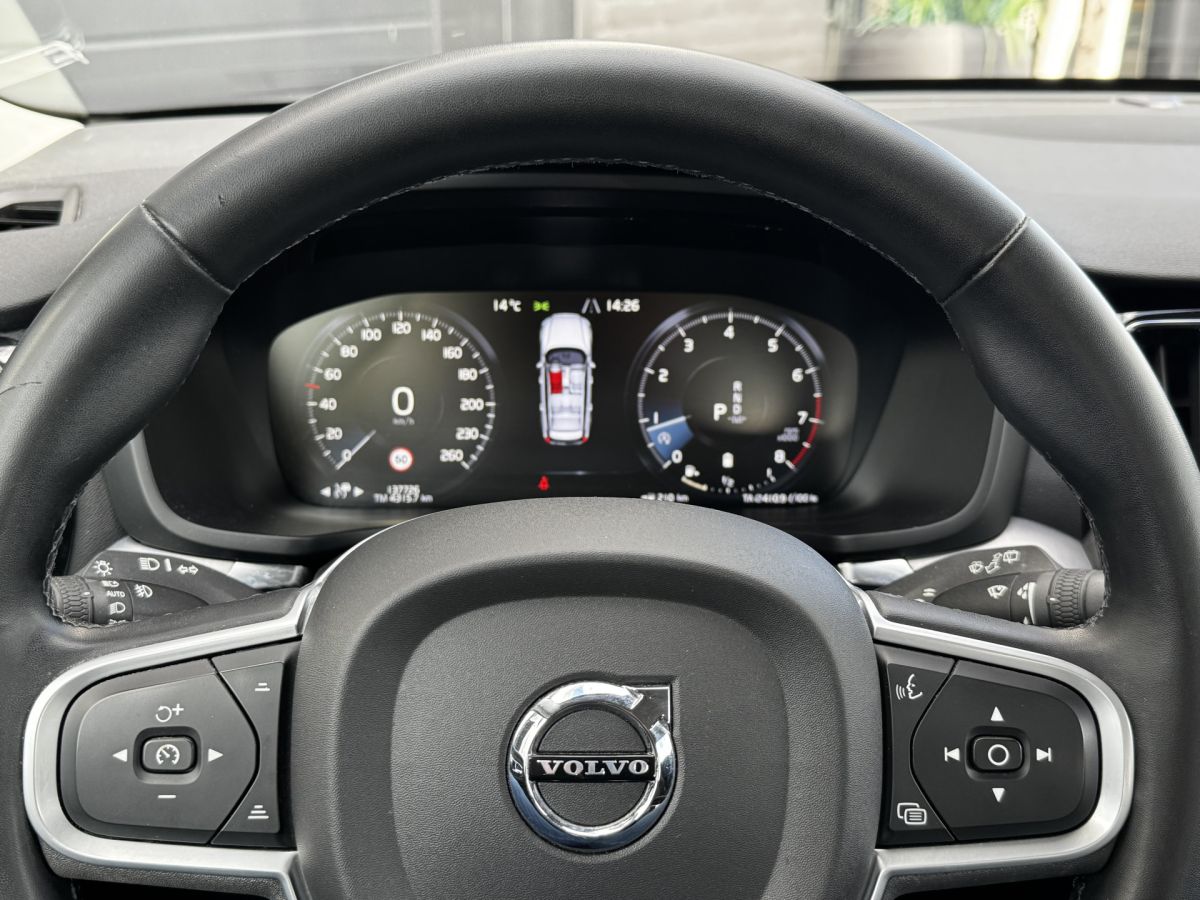 Volvo V60 2.0 B3 163PK Momentum R-Design Volvo V60 2.0 B3 163PK Momentum R-Design