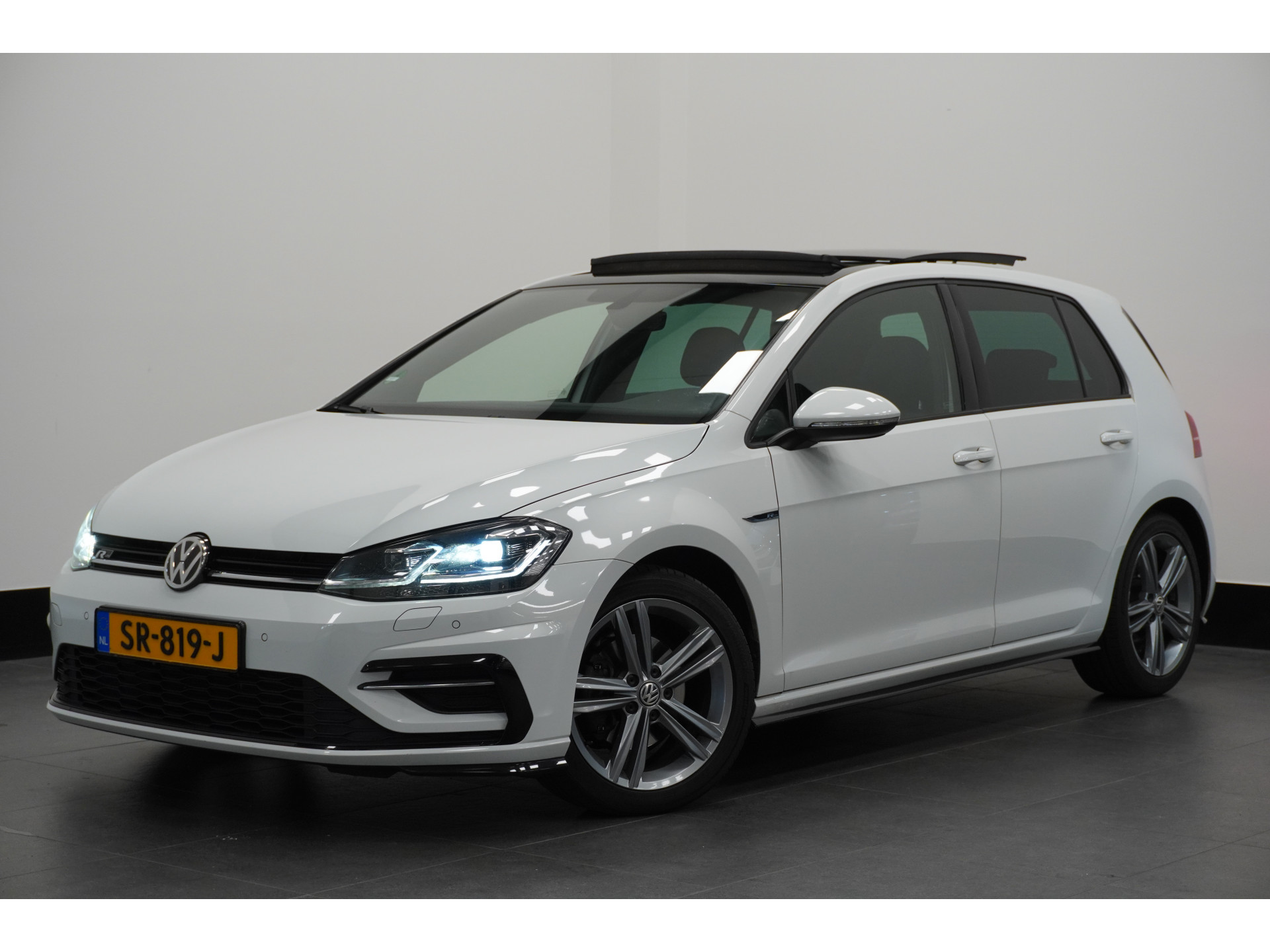 Volkswagen Golf 1.5 TSI 150PK Highline Business R-line Automaat