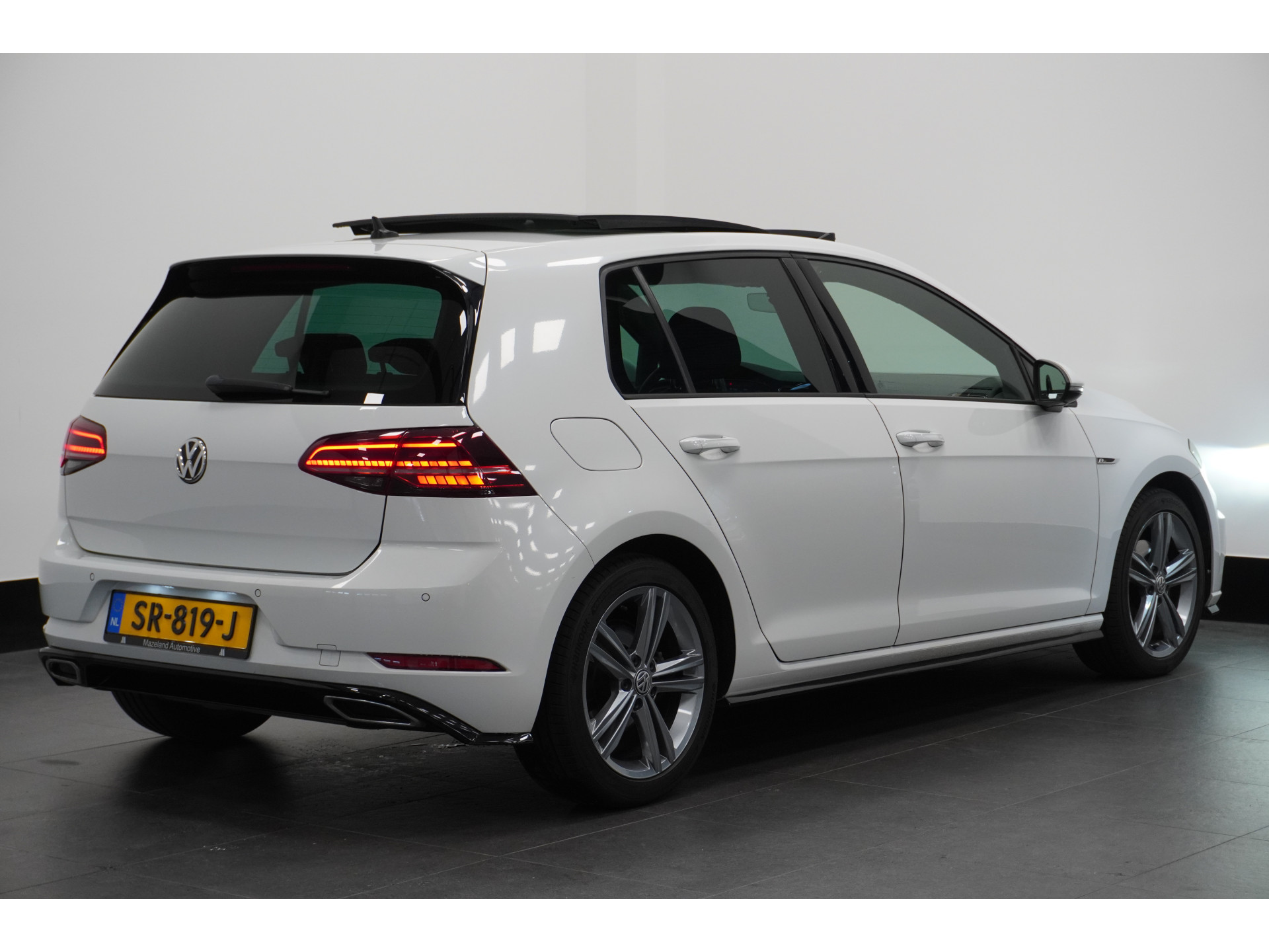 Volkswagen Golf 1.5 TSI 150PK Highline Business R-line Automaat